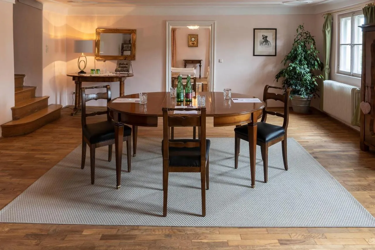 Der Schlosswirt Zu Anif - Biedermeierhotel Und Restaurant