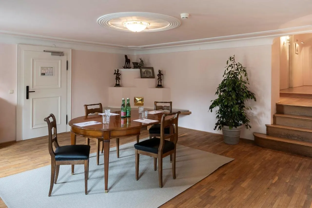 Der Schlosswirt Zu Anif - Biedermeierhotel Und Restaurant 4*,  Austria