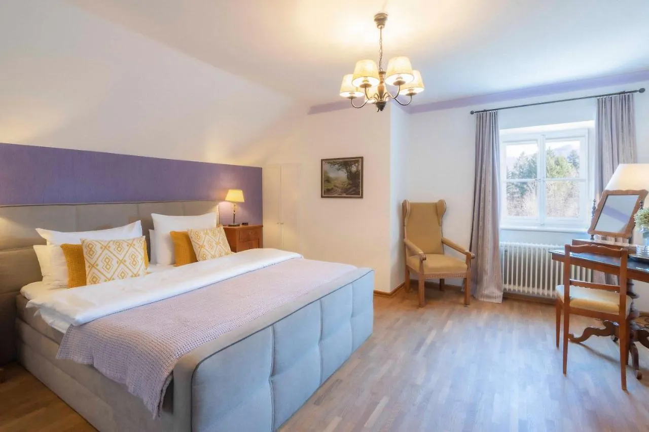 Der Schlosswirt Zu Anif - Biedermeierhotel Und Restaurant