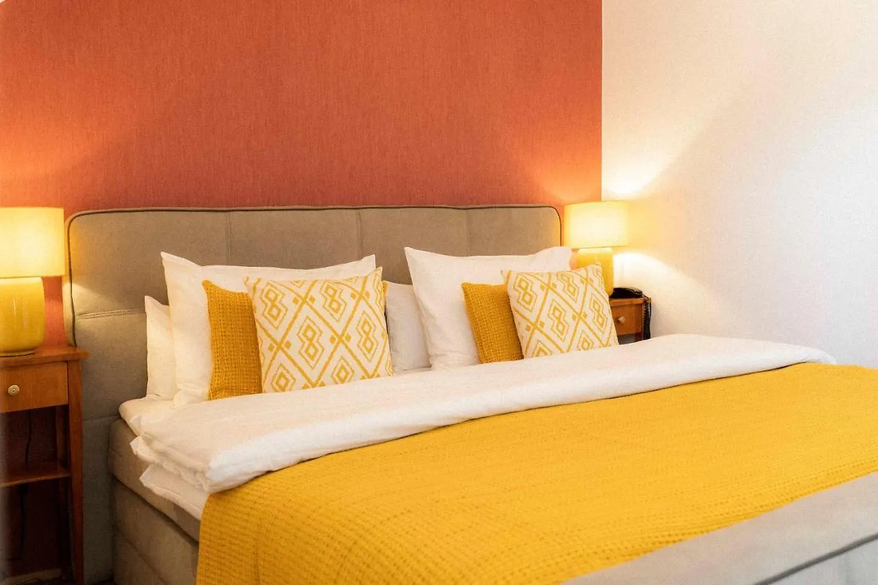 Der Schlosswirt Zu Anif - Biedermeierhotel Und Restaurant Austria