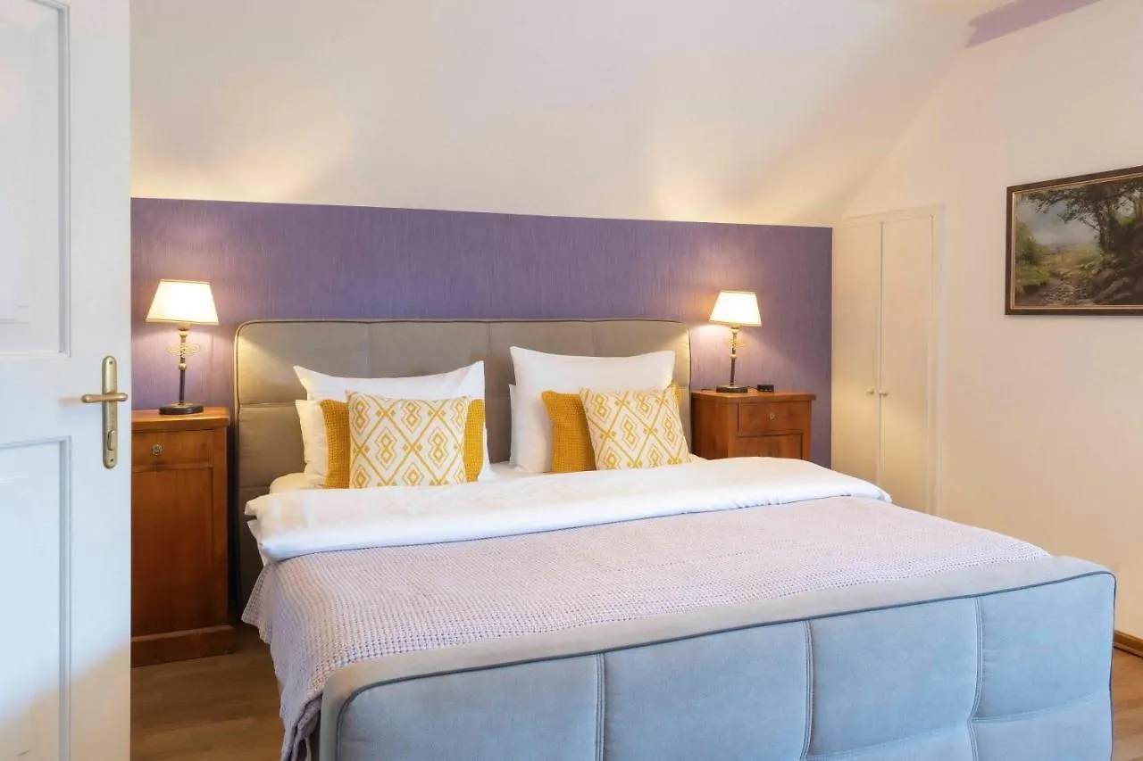 Der Schlosswirt Zu Anif - Biedermeierhotel Und Restaurant Hotel