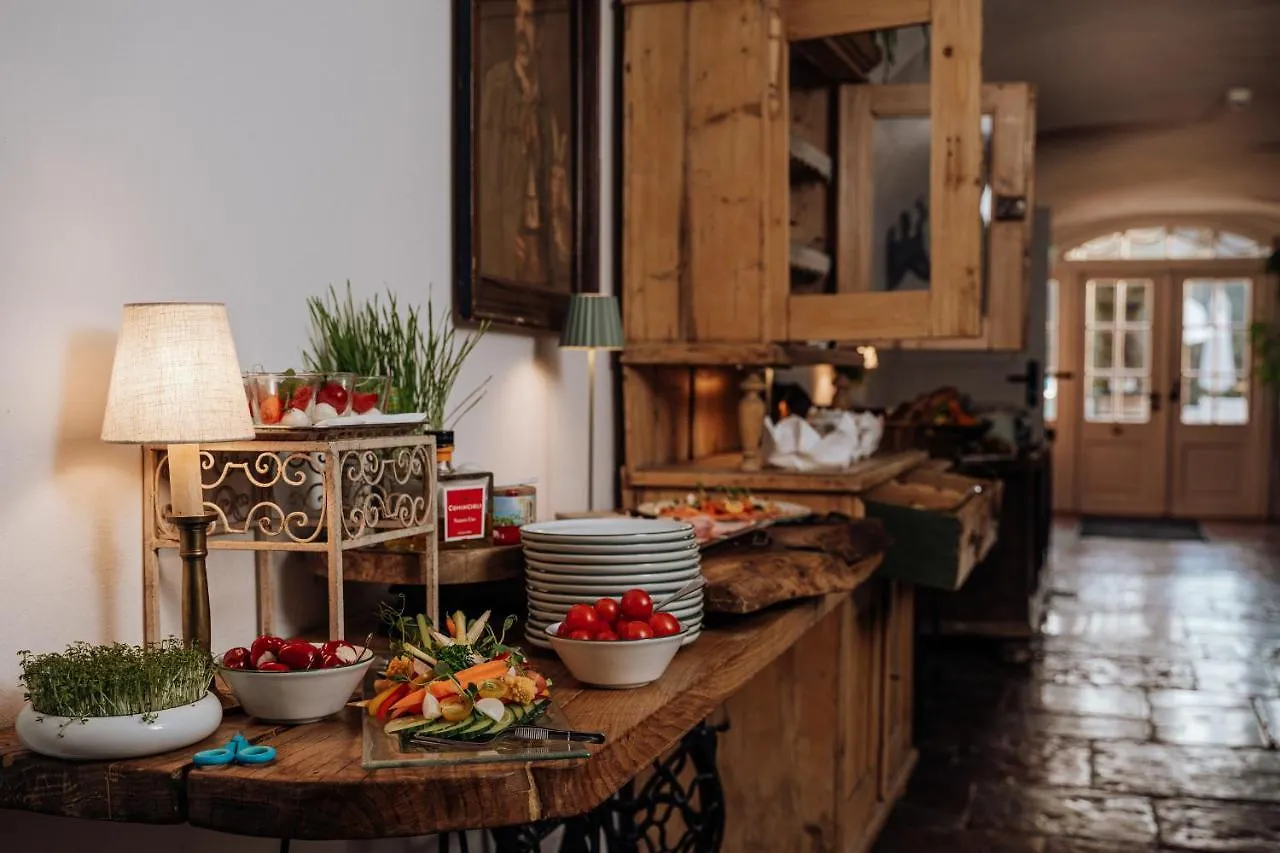 Der Schlosswirt Zu Anif - Biedermeierhotel Und Restaurant 4*,  Austria